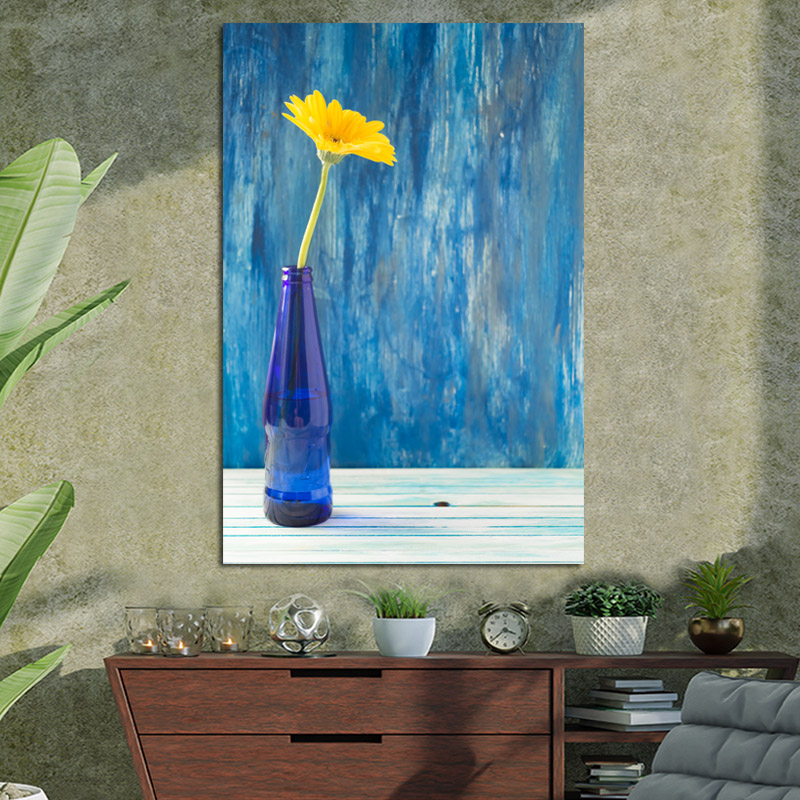 Πίνακας σε καμβά Yellow flower blue background