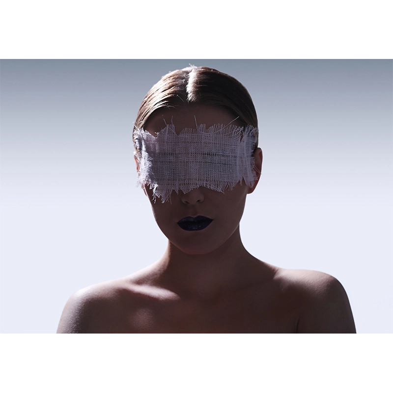 Πίνακας σε καμβά blinfolded woman Πίνακας σε καμβά blinfolded woman